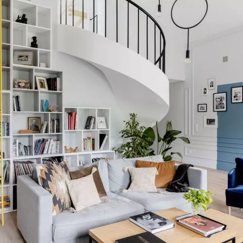 Stylish lightness of being. Eclectic living room decor with blue accents