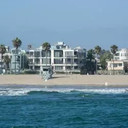 widok zabudowy wybrzeża Venice Beach, Kalifornia