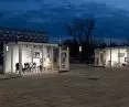 Wystawa kontenerowa znajduje się przed Muzeum Narodowym w Krakowie