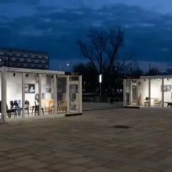 Wystawa kontenerowa znajduje się przed Muzeum Narodowym w Krakowie