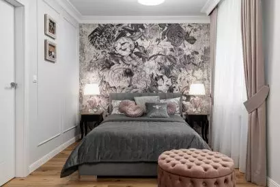 Sypialnia w stylu glamour z wzorzystą tapetą w stylu retro