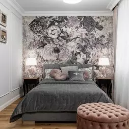 Sypialnia w stylu glamour z wzorzystą tapetą w stylu retro