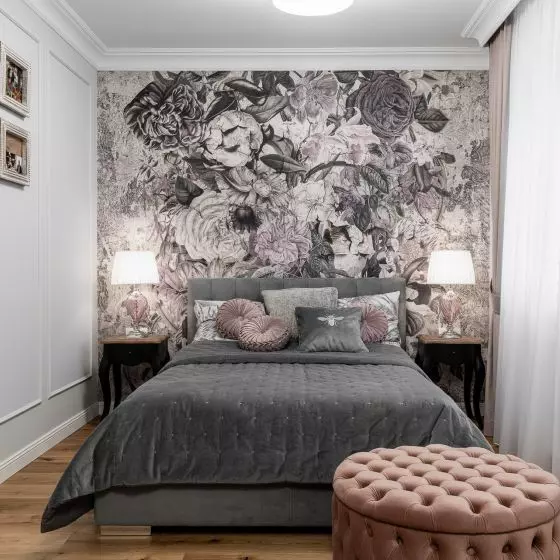 Sypialnia w stylu glamour z wzorzystą tapetą w stylu retro