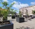 Nowe donice i ławki na uwolnionej od straganów części placu Bernardyńskiego w Poznaniu
