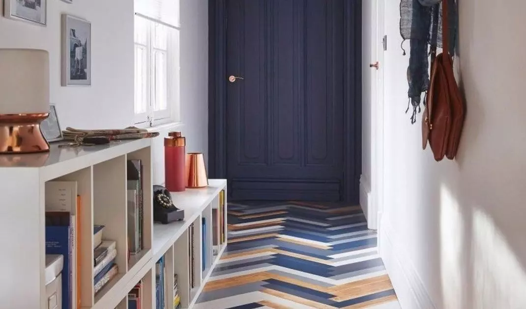 Gradient on the parquet in the hallway