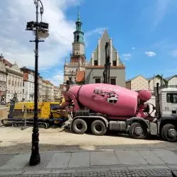 Przebudowa Starego Rynku w Poznaniu wchodzi w zasadniczą fazę - widok od zachodu na Wagę Miejską i Ratusz