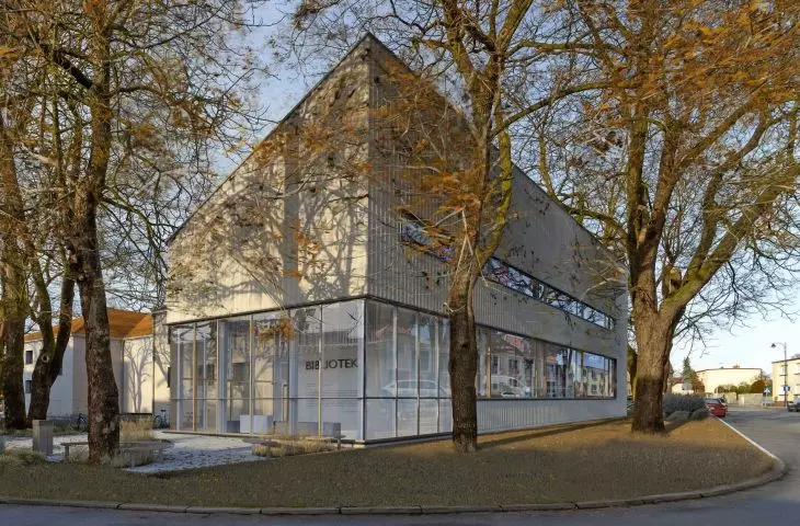 Małe miasto, więcej kultury – rozbudowa biblioteki w Buku projektu Neostudio Architekci