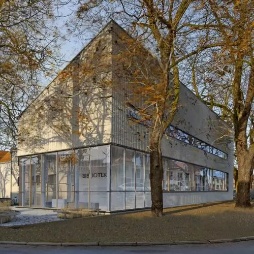 Małe miasto, więcej kultury – rozbudowa biblioteki w Buku projektu Neostudio Architekci