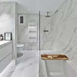 Dzięki rewolucyjnej powłoce antypoślizgowej Neolith Slip-No-More teraz łazienki są nie tylko piękne, ale również bezpieczniejsze.