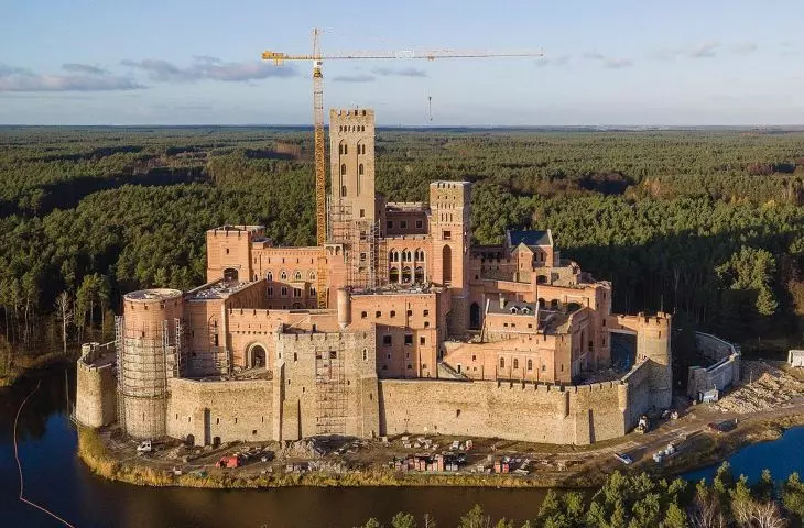 „zamek” w Stobnicy, budowa jesienią 2020 roku, proj.: Waldemar S.