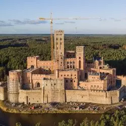„zamek” w Stobnicy, budowa jesienią 2020 roku, proj.: Waldemar S.