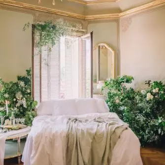 Klasyczny żyrandol nada sypialni romantycznego charakteru