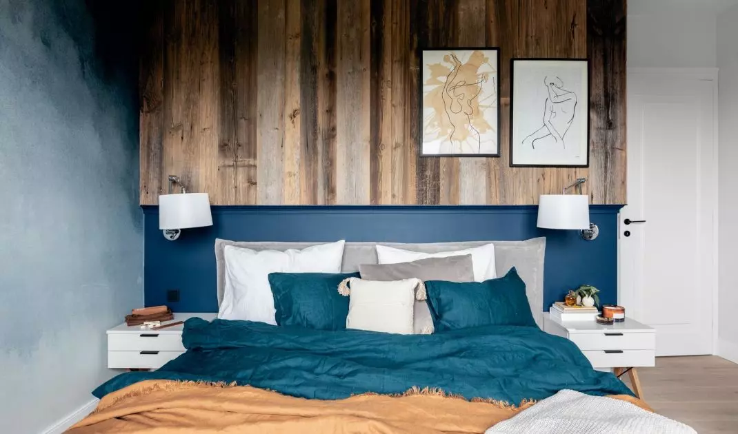 Juxtaposition of cool blue and visually warm wall made of wood