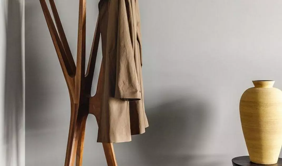 Free-standing hanger referring to the Mid-Century Modern style
