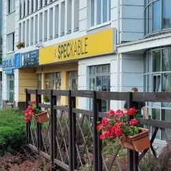 Handlowy i usługowy parter ul. Katowickiej na osiedlu Polanka w Poznaniu