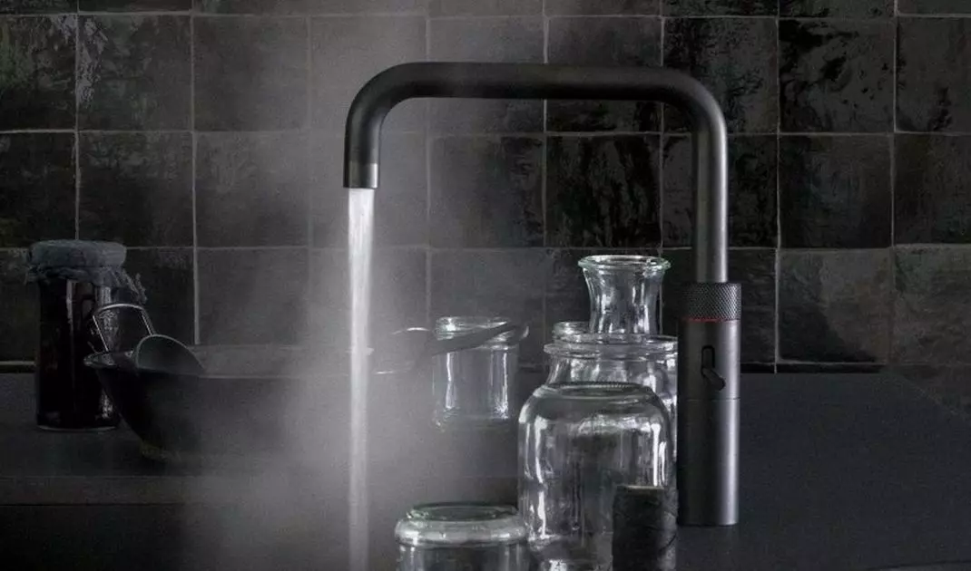 Tap with the possibility of pouring boiling water