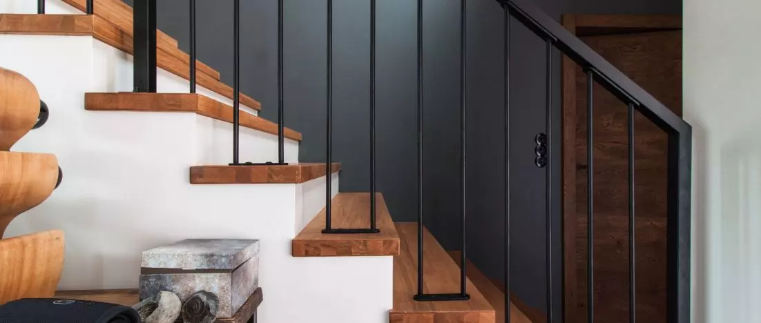 Czy schody i podłogi z drewna sprawdzą się w każdym wnętrzu?