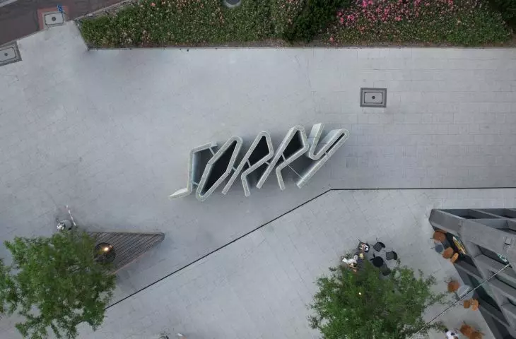 Mur pozornych przeprosin – instalacja Joanny Rajkowskiej w Poznaniu