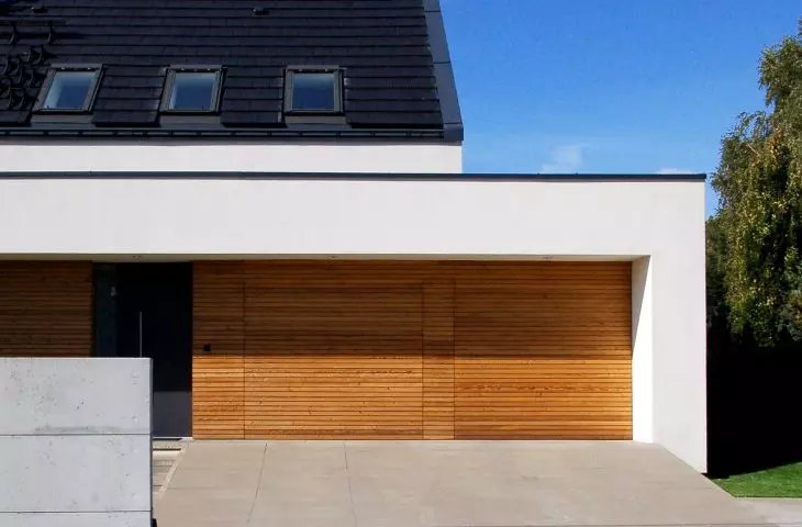 Projekt jest nowoczesnym połączeniem domu z płaskim i skośnym dachem.