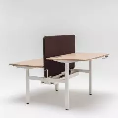 Biurko Ogi Drive Bench ze wspólną szyną kablową