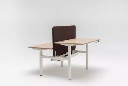 Biurko Ogi Drive Bench ze wspólną szyną kablową