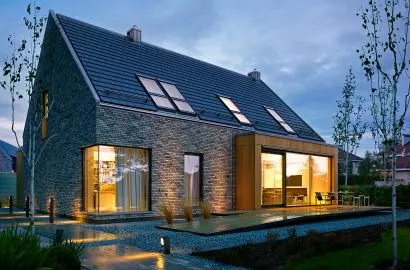 Atrakcyjny 1 - nowoczesny dom z elewacją klinkierową i dachem bezokapowym