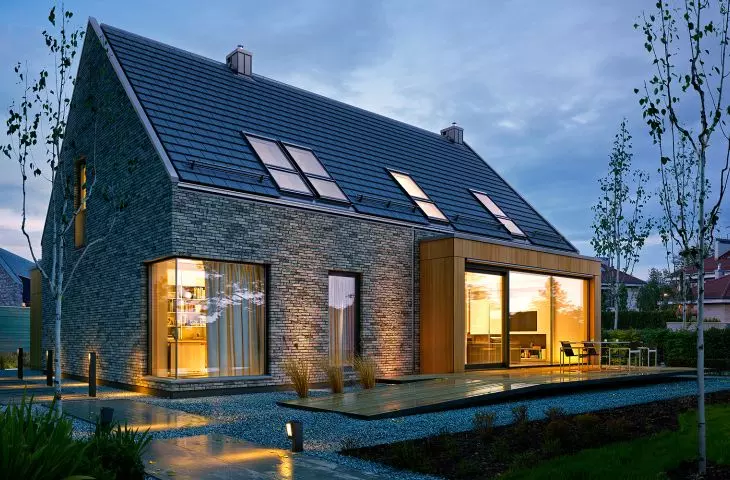 Atrakcyjny 1 – nowoczesny dom z elewacją klinkierową i dachem bezokapowym