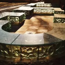 Instalacja upamiętaniająca obrys palatium Mieszka I w Poznaniu, proj. J.P. Woźny