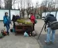 wolontariusze budują miasteczko dla migrantów w jednym z lwowskich parków