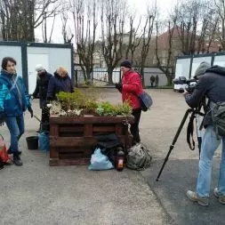 wolontariusze budują miasteczko dla migrantów w jednym z lwowskich parków