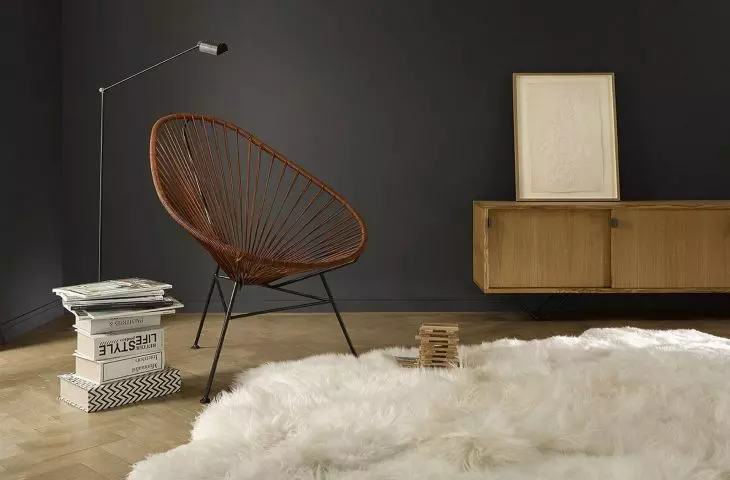 An armchair inspired by the avocado fruit - a design hit of the 1950s.