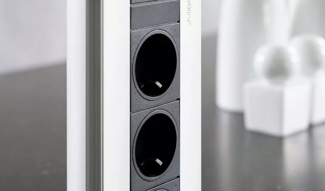 Electrical sockets retractable in the countertop