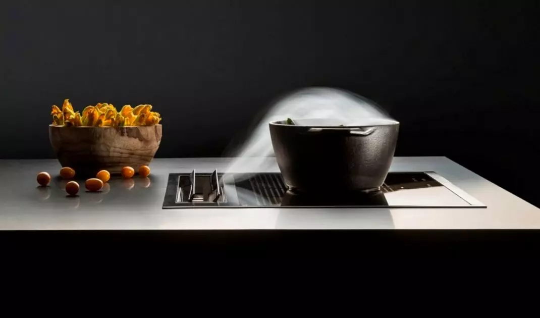 Steam absorber integrated into the hob