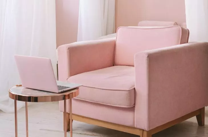 Domek dla lalek – trend Barbiecore we wnętrzach