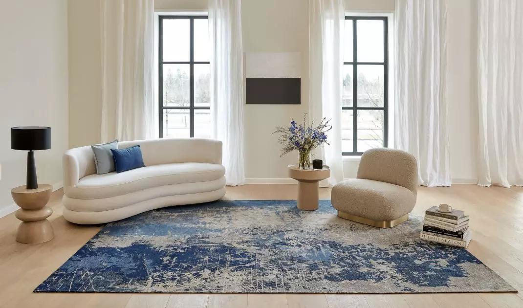 Natural materials or linen, canvas bags and canvas are the basis of nautical style