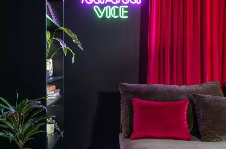 Interior in black combining Pop Art and Wu-Tang Clan