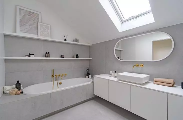Łazienka w szarościach i bieli z efektem glamour