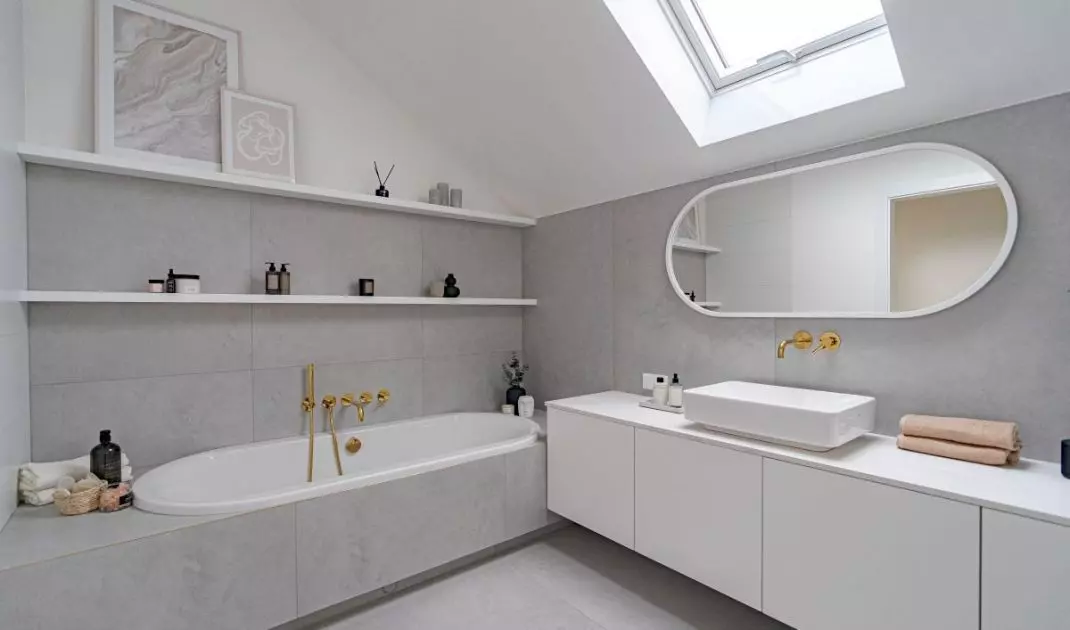 Bathroom in glamour style