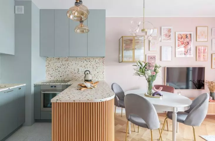 Retro bathed in pink. Pastel interior of a Warsaw apartment