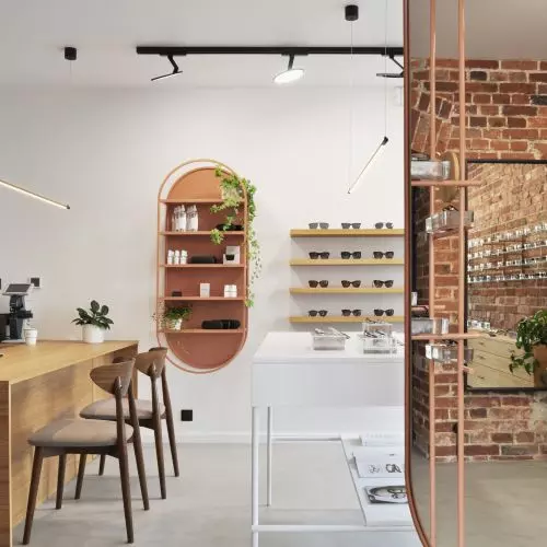VZROK. Salon optyczny, w którym króluje cegła