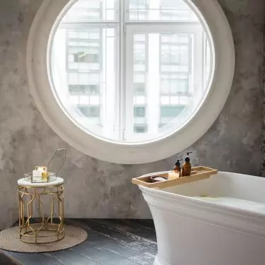 Okrągłe okno zdobiące wnętrze łazienki