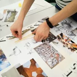 Praca nad plakatem ideowym projektu Przestrzeń wrażliwa