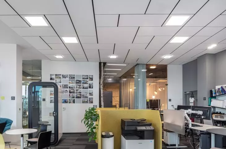 Mondrian na suficie? Niezwykła kompozycja płyt akustycznych