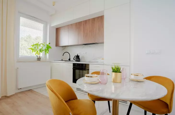 A small bachelor apartment in pink!