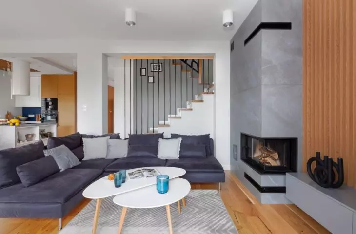 Interior full of wood and garnet