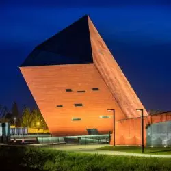 Muzeum II Wojny Światowej, Gdańsk, plac Władysława Bartoszewskiego — iluminacja przy użyciu systemu oświetleniowego KWADLUX
