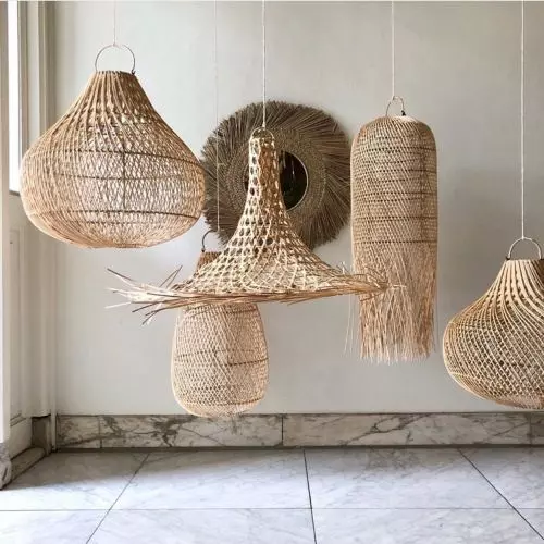 Boho styl w projektach inwestycyjnych. Indonezyjsko-belgijskie lampy Bazar Bizar