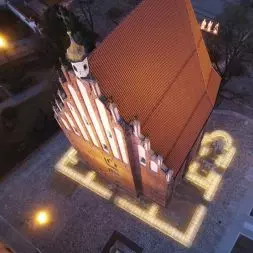 Odwzorowanie murów palatium Mieszka I w Poznaniu przy kościele NMP, proj. J.P. Woźny