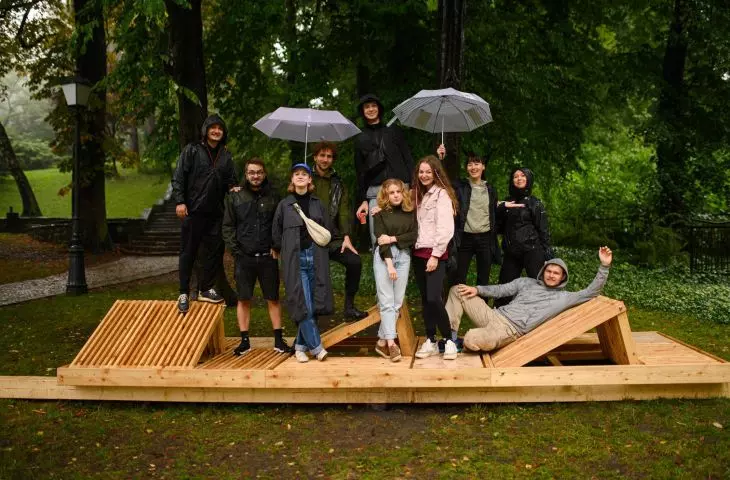 Studenci zaprojektowali drewniane meble dla mieszkańców polskiego i czeskiego Cieszyna