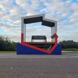 Ławka „z polską flagą” nad Jeziorem Maltańskim w Poznaniu